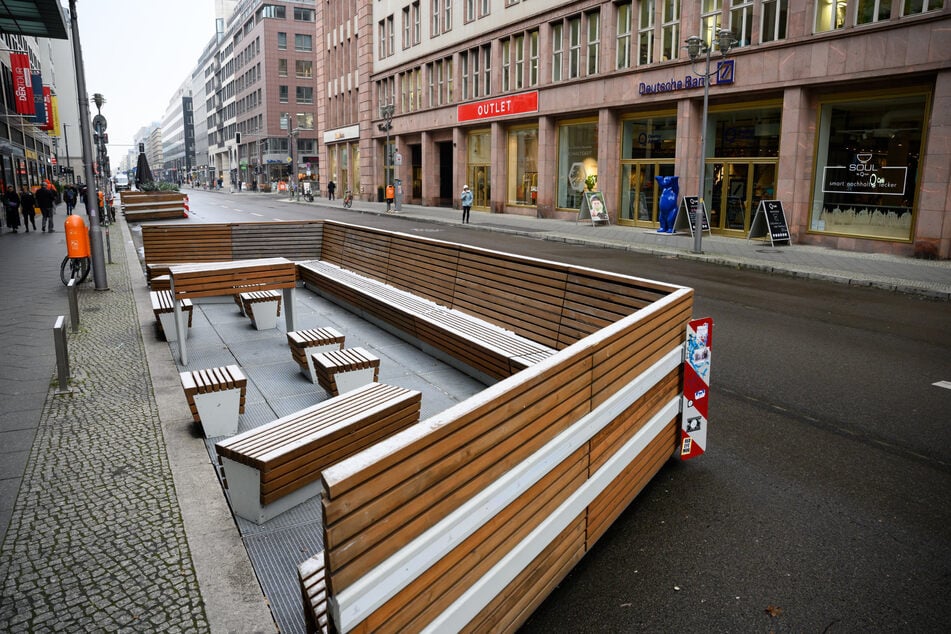 Der etwa 500 Meter lange Abschnitt der Friedrichstraße zwischen der Französischen und der Leipziger Straße in Berlin-Mitte wurde zunächst im August 2020 im Rahmen eines Modellprojektes für Autos gesperrt.