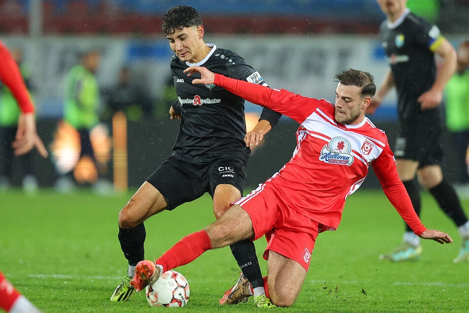 Anton Rücker und Max Kulke kämpfen um den Ball.