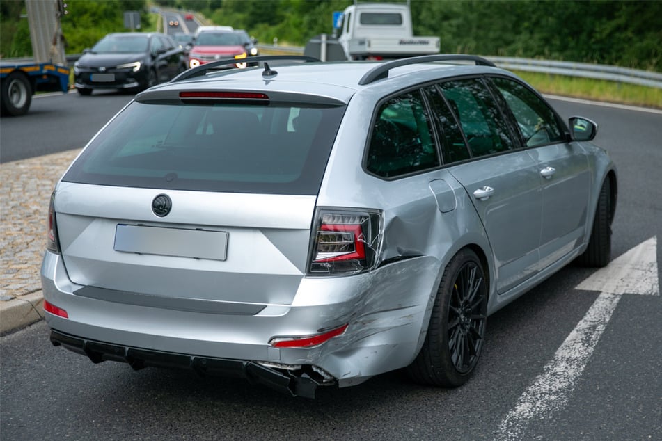 Der 23-jährige Skoda-Fahrer missachtete die Vorfahrtsregeln auf der S94 und sorgte infolgedessen für einen Verkehrsunfall.