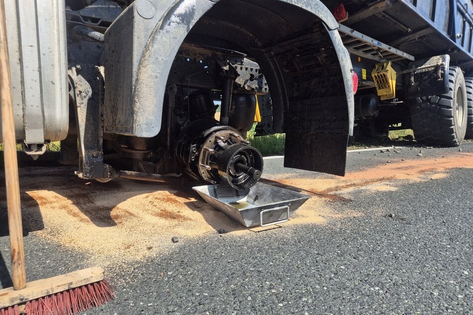 Zwei Räder lösten sich vom Anhänger des Lkw.