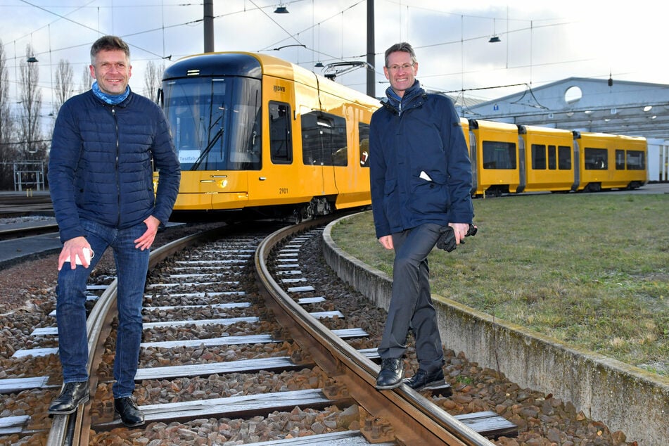 Die DVB-Vorstände Lars Seiffert (52) und Andreas Hemmersbach (53) vor der neuen Bahn.