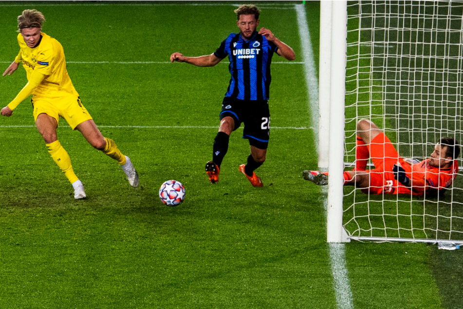 Stürmer Erling Haaland (l.) trifft in dieser Szene zum 2:0 für den BVB.