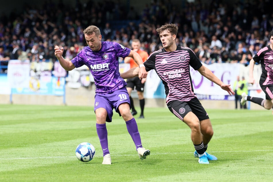 Julian Günther-Schmidt (30, l., hier im Spiel gegen Glenavon) soll bei den Veilchen zu alter Stärke zurückfinden und eine Führungsrolle übernehmen.