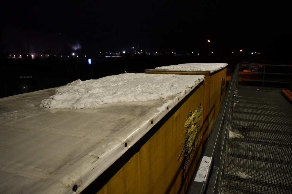 Mit Schnee bedeckt: Vom Dach dieses Lastwagens auf der A9 löste sich am Dienstag eine Eisscholle.