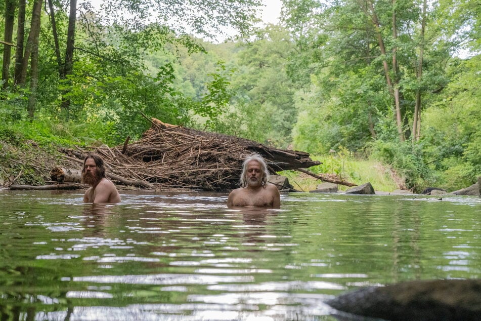 Männerfreundschaft ohne Besitz: Jannik Schenker und Öff Öff gönnen sich ein Bad im Fluss im Skalatal.