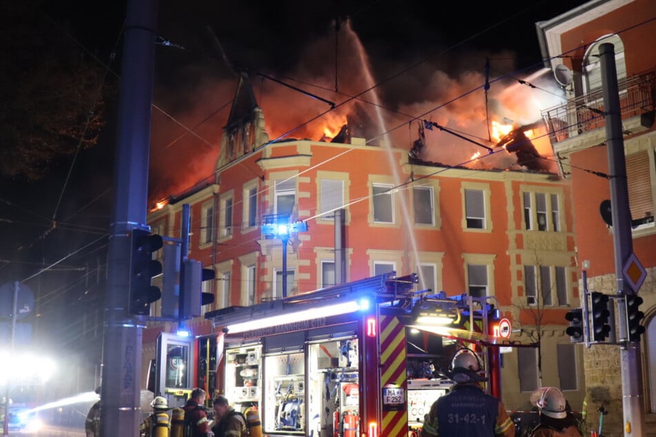 Der Dachstuhl geriet gegen 3.30 Uhr in Vollbrand.