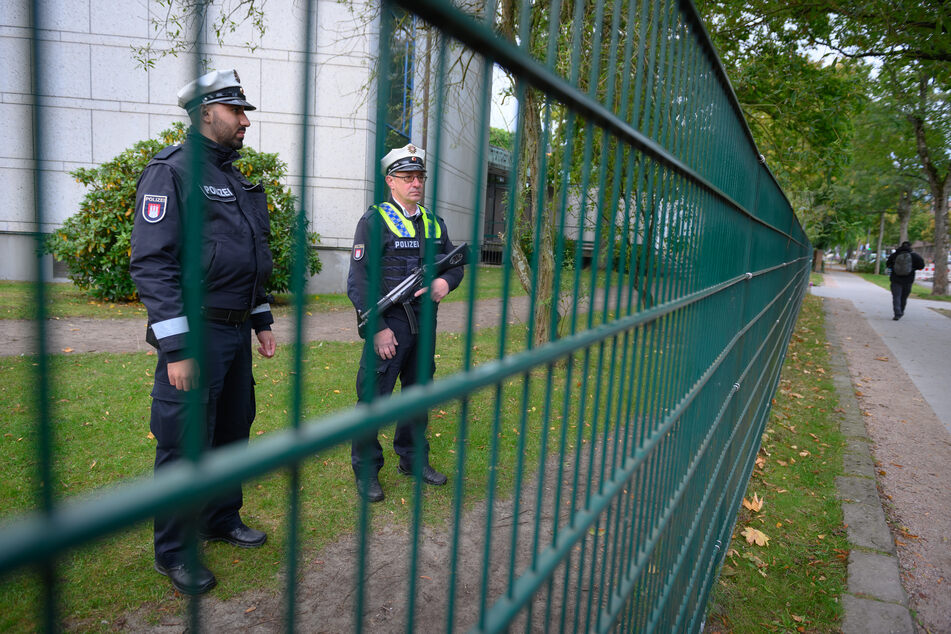 Polizisten stehen am Tag nach der Attacke vor der Hamburger Synagoge.