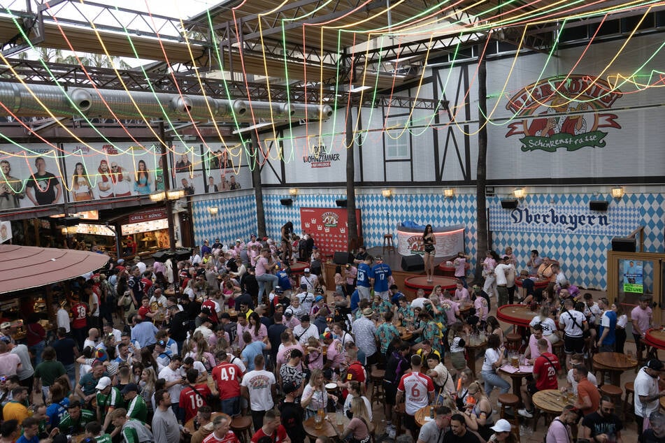 Mit dem traditionellen Opening-Fest im Bierkönig startet die Party am beliebten Strandabschnitt.