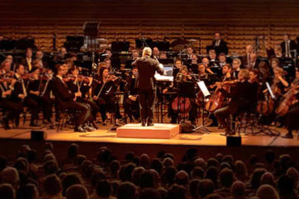 Das Orchester spielt den bekannten Soundtrack live und macht die Szenen mit Schloss Moritzburg und Aschenbrödel noch zauberhafter.