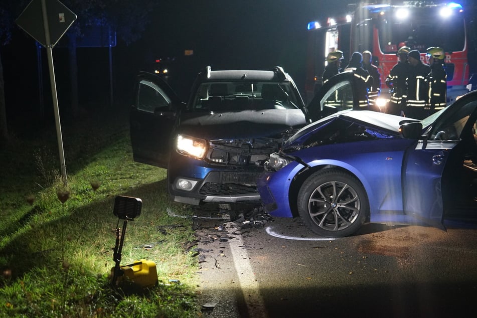 Das Ende der Kettenreaktion: Ein BMW (r.) stieß mit einem entgegenkommenden Dacia zusammen. Beide Fahrer wurden verletzt.