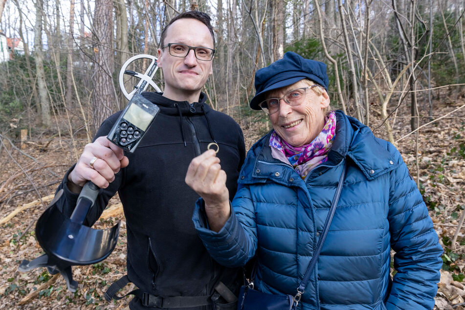 Martina Pietzsch (81) ist "SachsenSucher" Thomas Starke (38) unendlich dankbar. Für TAG24 begaben sich beide nochmals zu der Stelle im Wald, wo der Ring unbemerkt von der Hand gerutscht war.