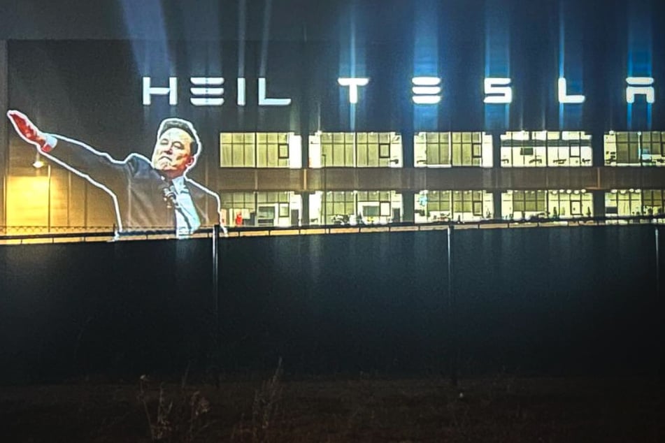 "Heil Tesla"-Projektion mit Elon Musk geht viral: Polizei prüft Sachverhalt!