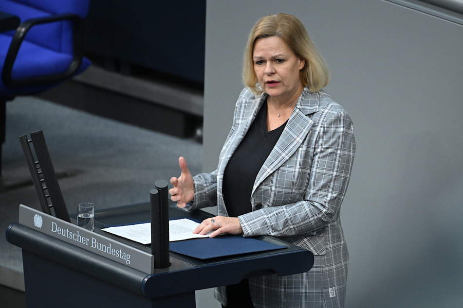 Bundesinnenministerin Nancy Faeser (53) hat vor wachsenden Gefahren durch die hybride Kriegführung Russlands gewarnt.