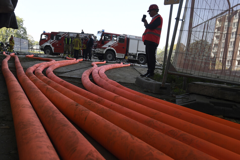 Viele Kilometer Schlauch hat die Feuerwehr für die Hochhaussprengung verlegt.