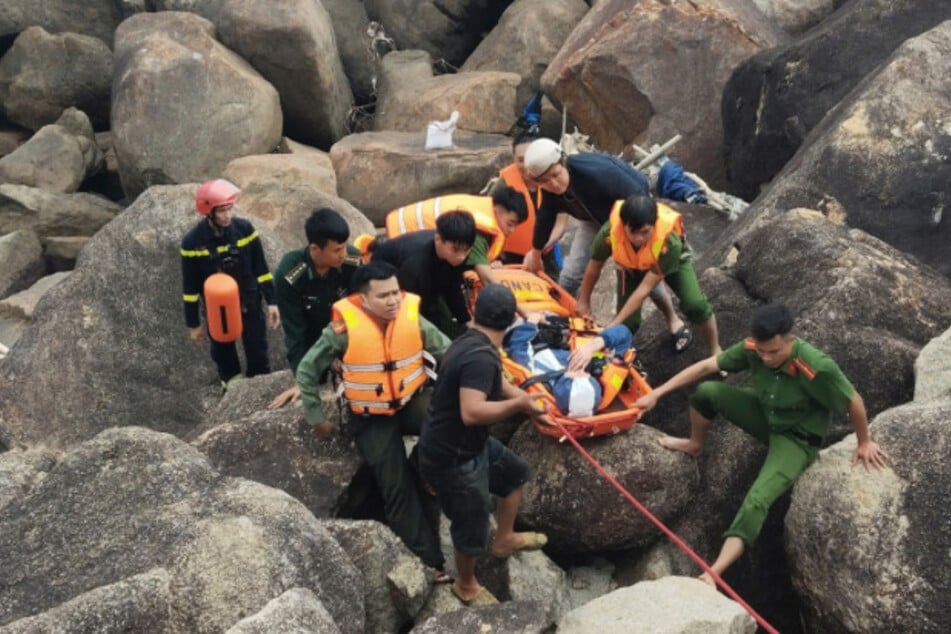 Eine junge Frau musste mir einer Trage geborgen werden.