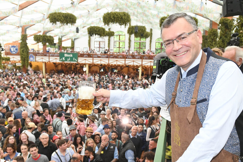 Feste feiern - am besten aber nicht kommerziell: Bayerns Staatskanzlei-Chef Florian Herrmann (51, CSU) möchte mit einem Vertrag mit der GEMA das Ehrenamt entlasten.
