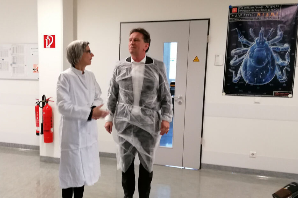Gesundheitsminister von Baden-Württemberg Manne Lucha im Gespräch.