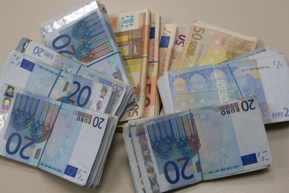 Der Zoll beschlagnahmte in vier Koffern 200.000 britische Pfund und über eine Million Euro an Bargeld.
