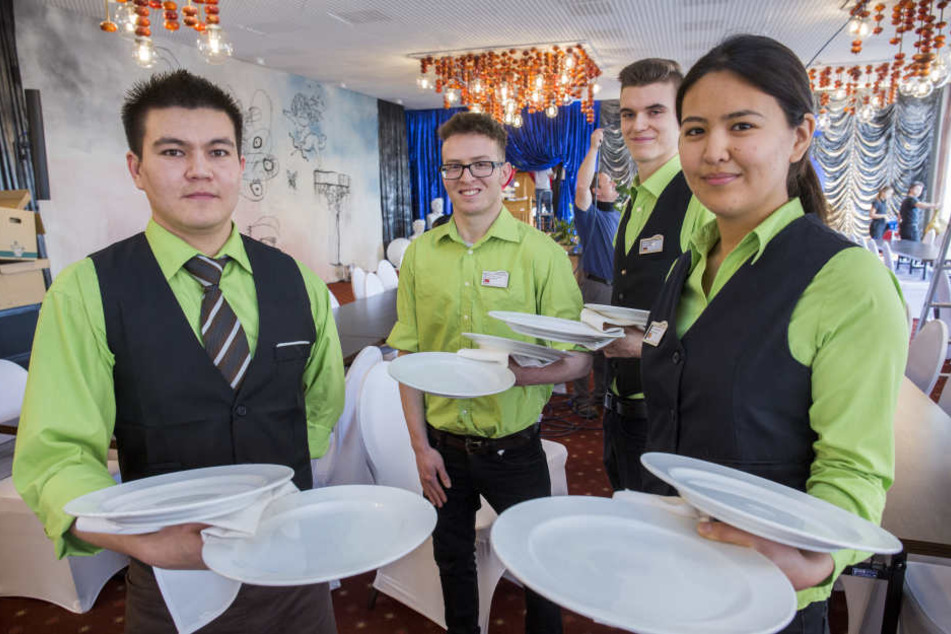 Internationale Bedienung mit Pistenblick: Die Hotel-Azubis in Oberwiesenthal.