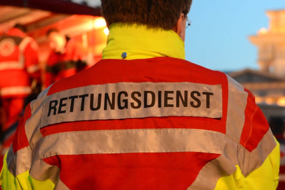 Mehrere Minuten wurden die Einsatzkräfte von ihrer Arbeit abgehalten. (Symbolbild)