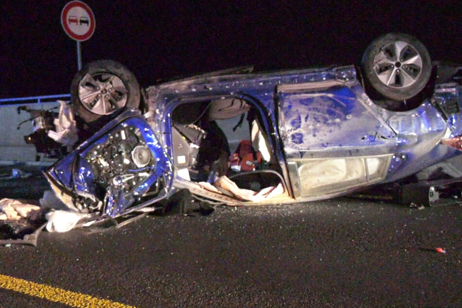 Ein Hyundai wurde bei einem Crash auf der Schiersteiner Brücke völlig zerstört: Fahrer und Beifahrerin starben noch an der Unfallstelle.