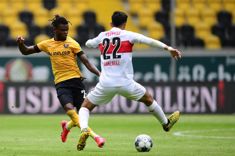 Godsway Donyoh (27, l.) im Mai 2020 beim Einsatz für Dynamo Dresden gegen den VfB Stuttgart und Nicolas Gonzalez (23, mittlerweile bei der AC Florenz).