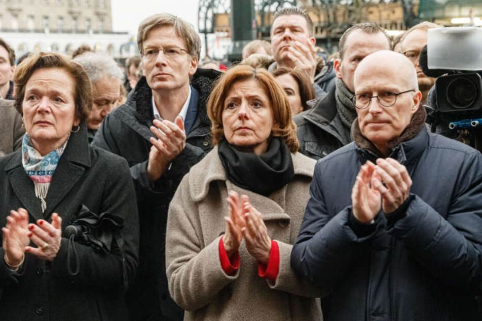 Anna von Treuenfels (FDP, l-r), Spitzenkandidatin zur Bügerschaftswahl, Malu Dreyer (SPD), Ministerpräsidentin von Rheinland-Pfalz und Peter Tschentscher (SPD), Erster Bürgermeister Hamburgs, nehmen an einer Gedenkveranstaltung für die Opfer des Attentats