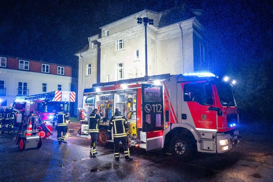 Die Feuerwehrkräfte mussten einen Küchenbrand löschen.