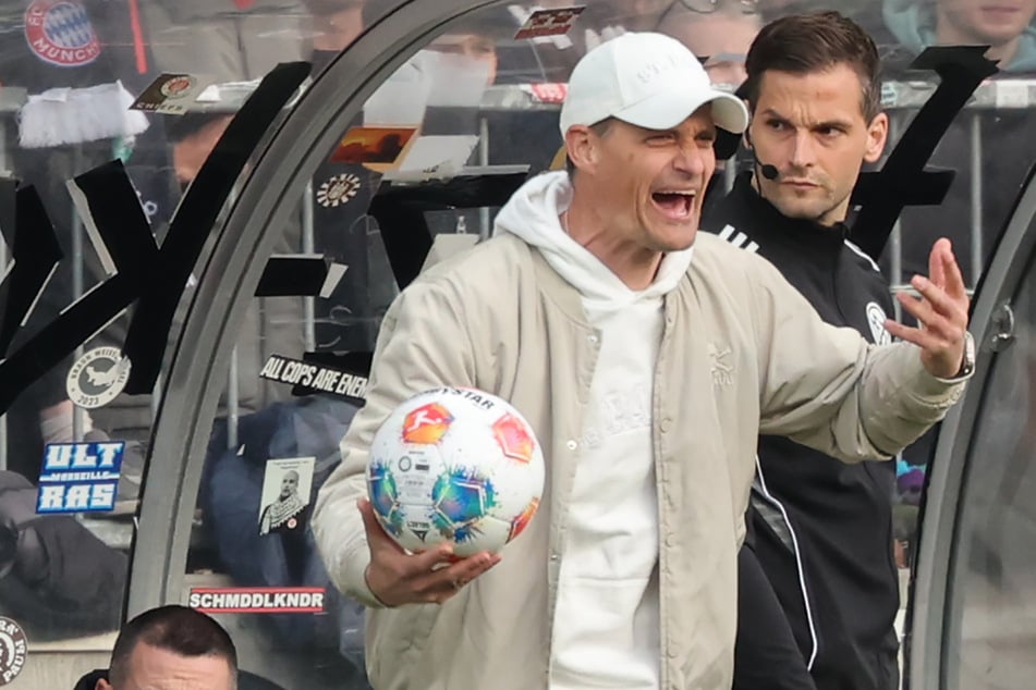St. Paulis Trainer Alexander Blessin (52) fordert einen Sieg seiner Mannschaft gegen den 1. FC Köln.