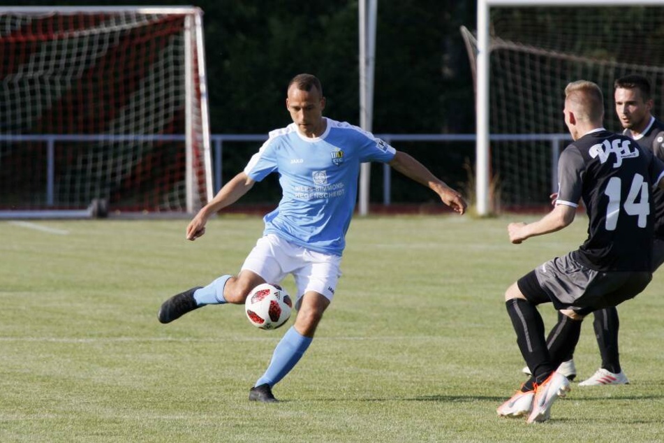 CFC-Angreifer Timo Mauer (l.) und Pirnas Florian Kärger kämpfen um den Ball.
