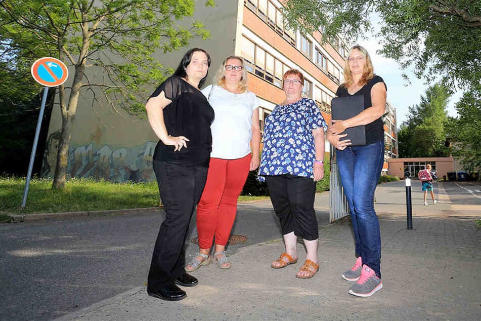 Der Sprachheilschule droht das Aus. Peggy Schumann (Elternrat), Solveig Kempe (36, CDU), Angela Müller (53, Linke) und Simone Lippmann (Elternrat) wollen um die Einrichtung kämpfen.