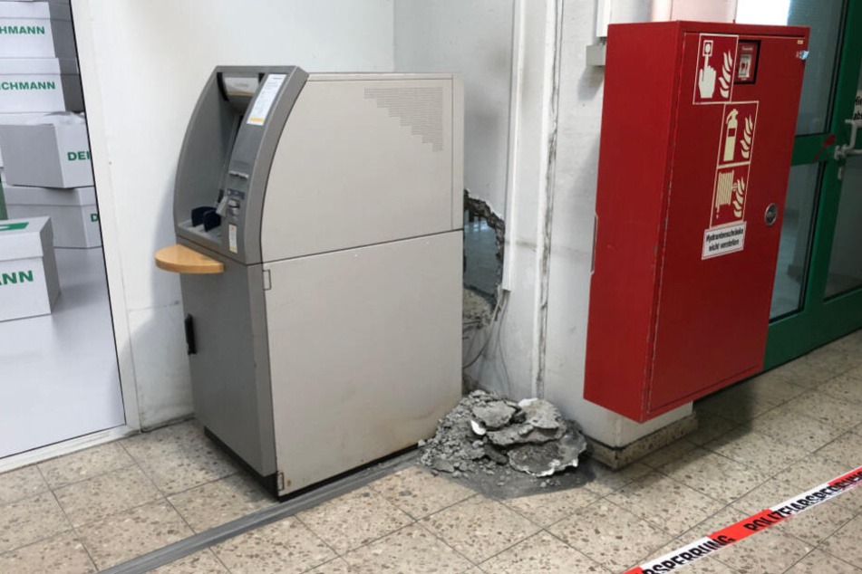 Am Montagmorgen wurde dieser Automat in Hof leergeräumt.