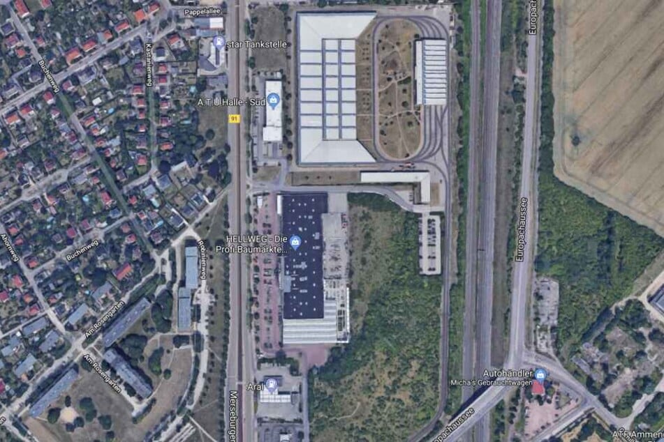 Der Täter flüchtete auf der B91/Merseburger Straße in südliche Richtung, vorbei an der Aral-Tankstelle.
