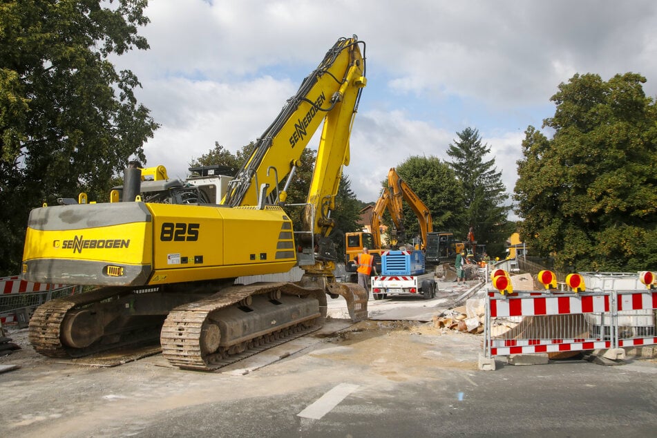 Die bröckelnde Bahn-Brücke von Mittelherwigsdorf wird dem Erdboden gleichgemacht. Schweres Gerät steht dafür bereit.