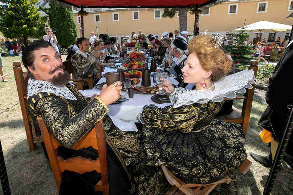 Kurfürst Johann Georg I. und seine Gemahlin Magdalena an der gedeckten Tafel.