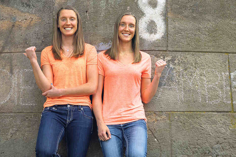 Wer ist wer? Das war die Frage, als die Rolfzen-Zwillinge 2016/17 gemeinsam für den DSC spielten. Dem Fotografen halfen Kadie und Amber hier mit Kreide auf die Sprünge.