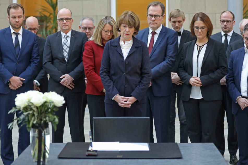 Kölns Oberbürgermeisterin Henriette Reker und Beigeordnete gedachten dem Toten vor Weihnachten mit einer Schweigeminute.