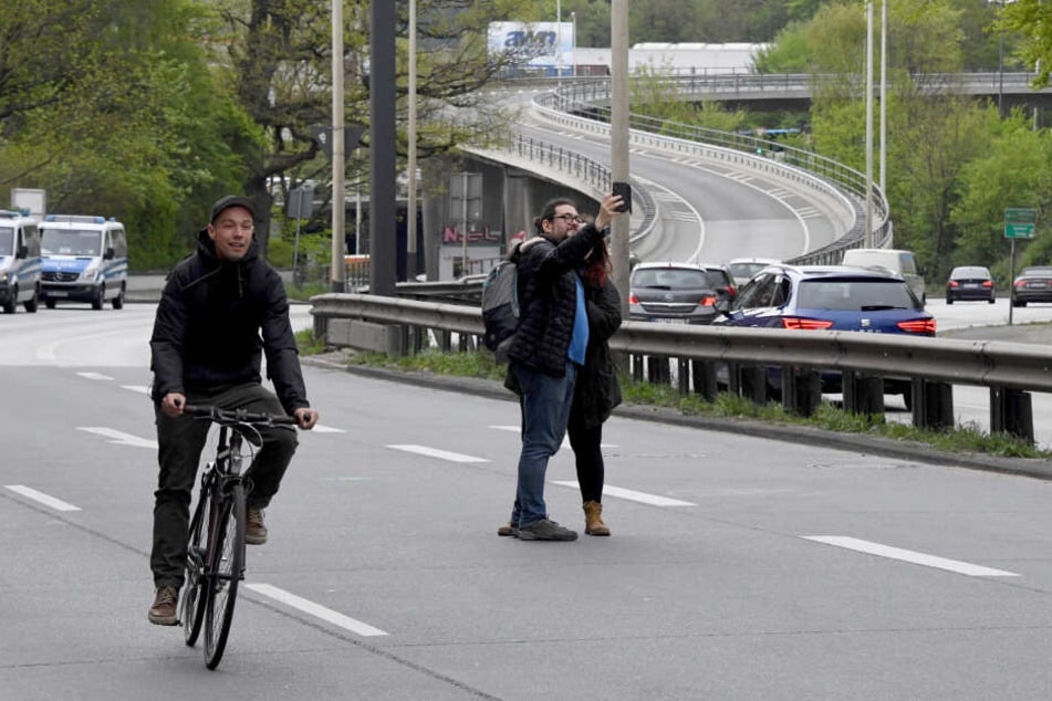 Menschen laufen auf der B75, dem Theodor Heuss Ring in Kiel, der wegen einer Peotestaktion mehrere Stunden gesperrt war. Die Demonstration mit rund 1600 Teilnehmern lief unter dem Motto "Verkehrswende statt Rush Hour".