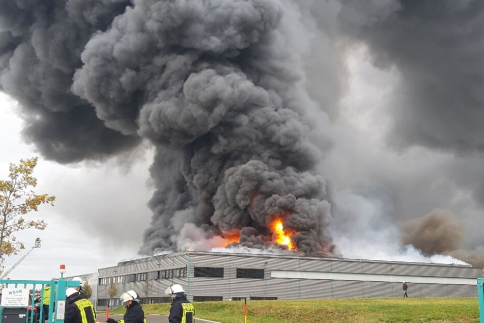 Als die Feuerwehr eintraf, brannte die Halle bereits lichterloh.