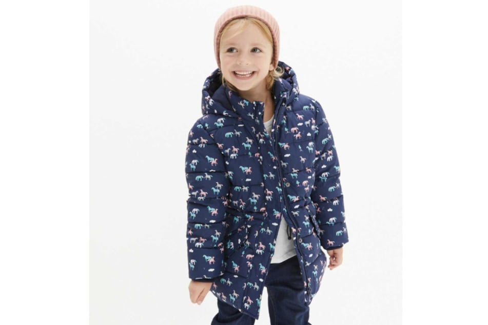 Diese tolle Winterjacke für Mädchen schützt super gut, sie ist wind- und wasserabweisend.