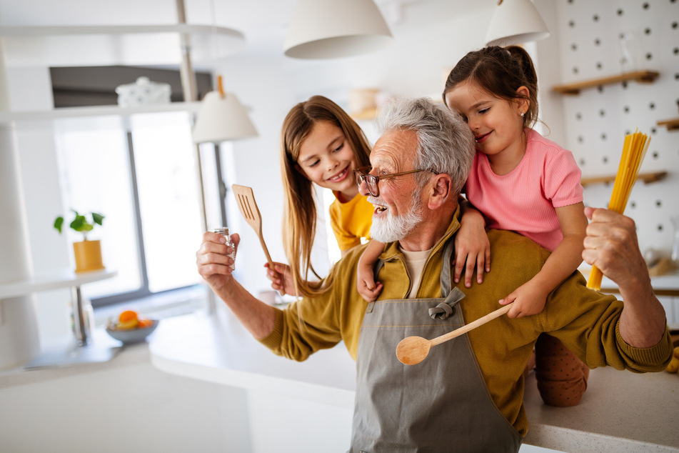Soziales Engagement lohnt sich: Großeltern, die sich um ihre Enkel kümmern, leben länger