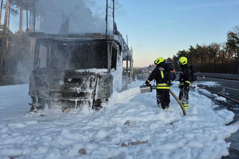 Die Feuerwehr löschte den brennenden Lastwagen.