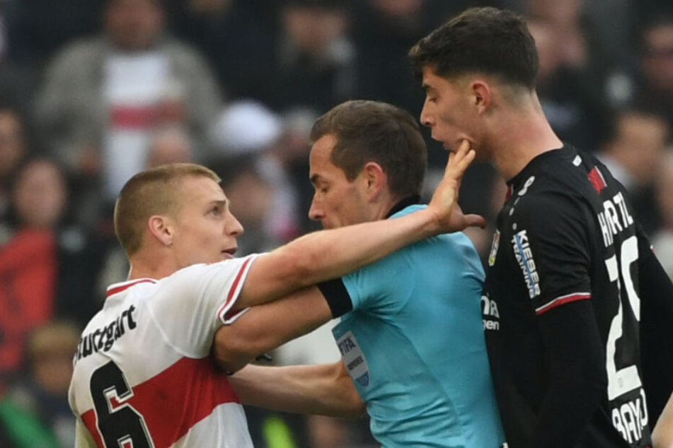 April dieses Jahres: Stuttgarts Santiago Ascacibar (links) bekommt nach der Spuck-Attacke auf Leverkusens Kai Havertz (rechts) vom Schiedsrichter die rote Karte gezeigt.