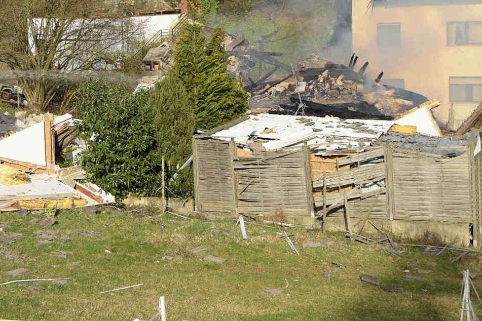 Von dem Haus blieben nur noch Trümmer übrig.