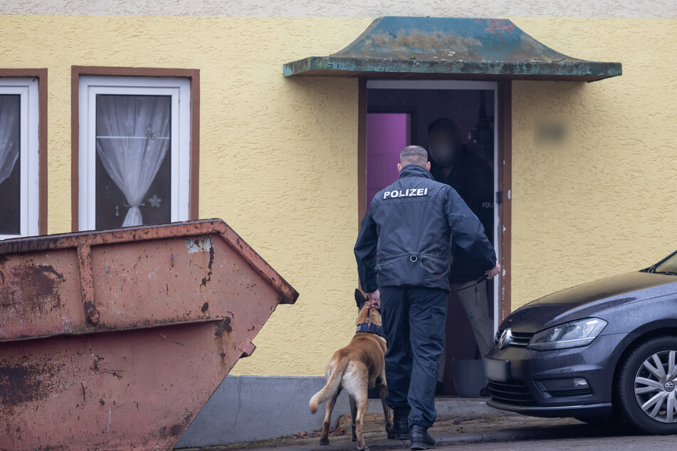 Die Polizei durchsucht mit einem Drogenspürhund ein Haus in Ballstädt, das der rechten Szene zuzuordnen ist.