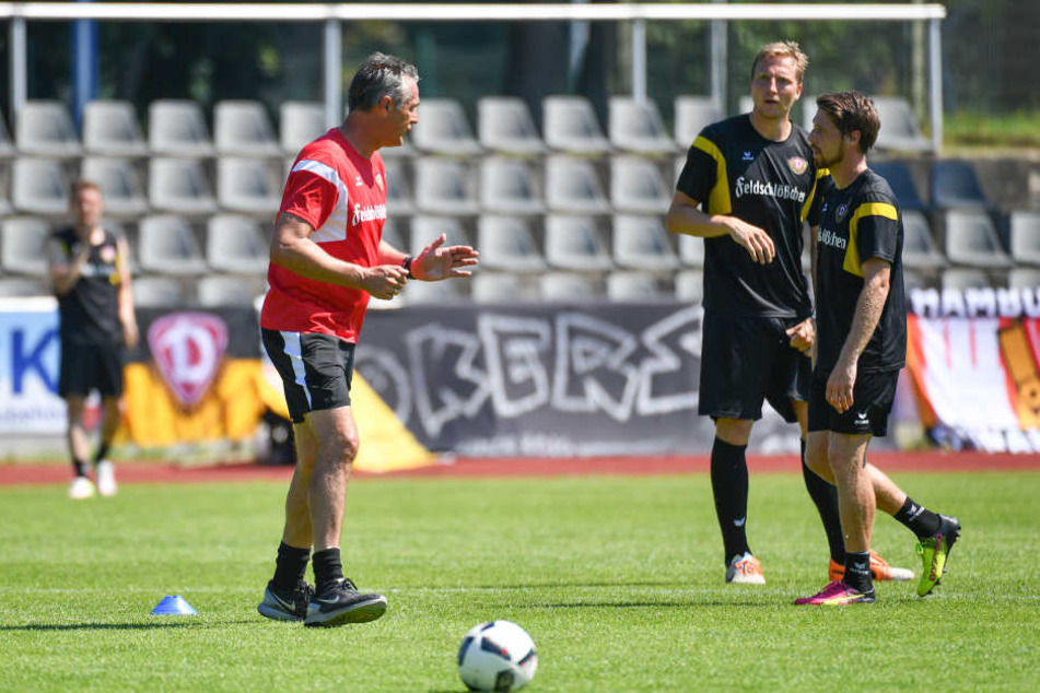 Trainer Uwe Neuhaus vergangenes Jahr im Trainingslager in Neuruppin mit Marco Hartmann und Andreas Lambertz.