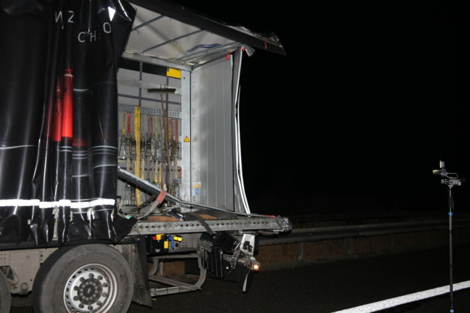 Der Lkw wurde seitlich aufgerissen.