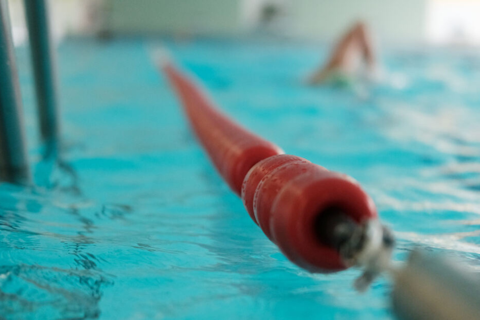 In den Schwimmkurs soll nicht nur das Verhalten im Wasser, sondern auch Fremdrettung und erste Hilfe erlernt werden. (Symbolbild)