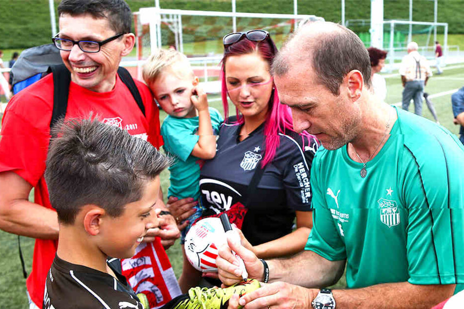 Der neue FSV-Coach Joe Enochs (r.) schrieb fleißig Autogramme.