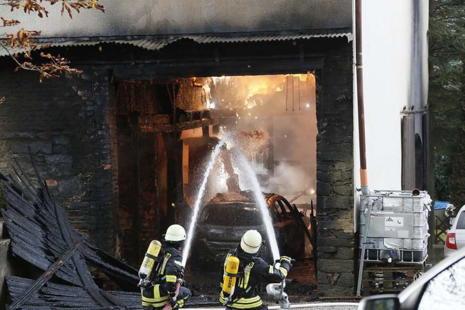 Die Feuerwehr versucht den Brand so schnell wie möglich unter Kontrolle zu bringen.